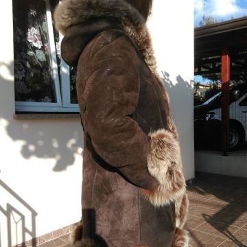 ŽENSKA KRZNENA BUNDA S KAPULJAČOM