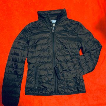 ŽENSKA LAGANA JAKNA ARMANI BR 36