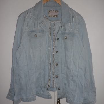 ŽENSKA LAGANA TRAPER JAKNA 46 XL