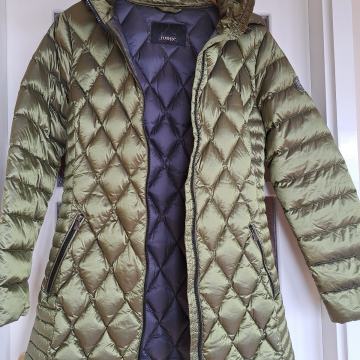 Ženska štepana jakna Junge, ispunjena perjem.