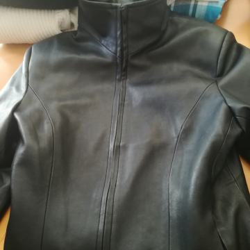 Zenske kozne jakne velicine m i l, ocuvano
