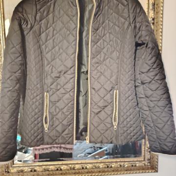 Ženske prošivene jakne i prsluci veličine od M do L po 3 eur