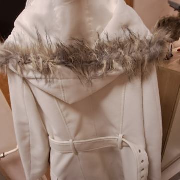 Ženski bijeli kaput