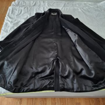 zenski crni novi kaput 42/4 Novi