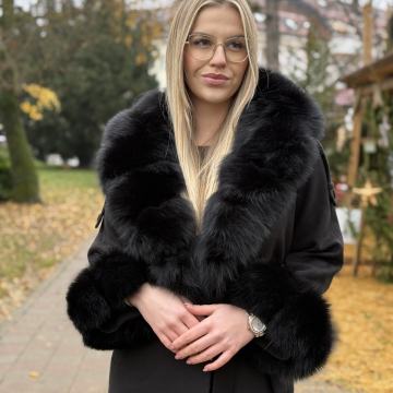 Zenski crni kaput sa krznom