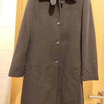 Ženski crni vuneni kaput veličine 40