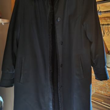 Ženski crni kaput sa krznom iznutra vel 48