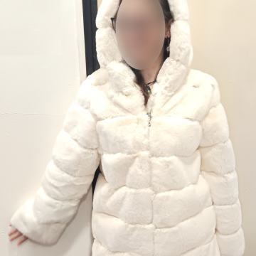 Ženski kaput od umjetnog krzna s kapuljačom – veličina L