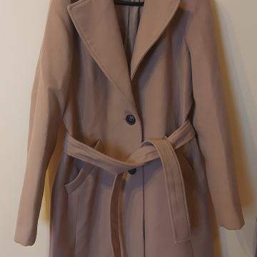 Novi ženski kaput, vel 38, bež boja 35 €