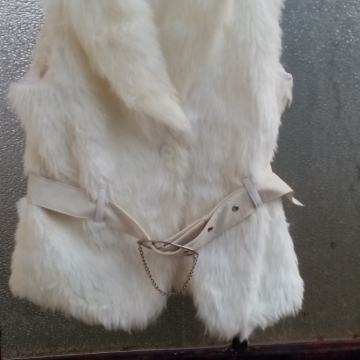 Ženski prsluk bijeli zec