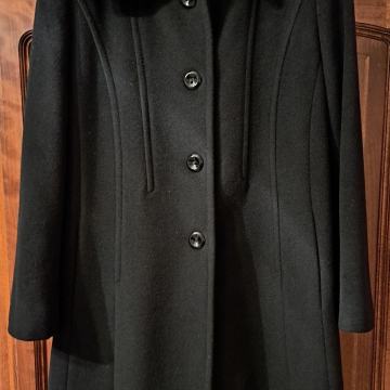 Ženski strukirani crni kaput, vl. XL. Povoljno!