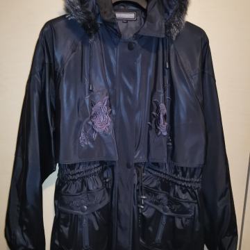 Žensku jaknu s kapuljačom prodajem