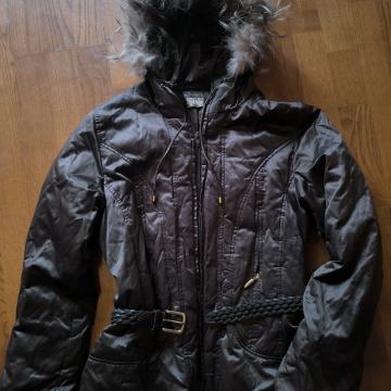 Prekrasna zimska jakna sa pravim krznom