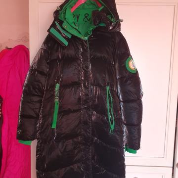 Zimska jakna sa zelenim detaljima