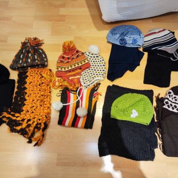 8 kapa (3 ručno pletene) i 7 šalova