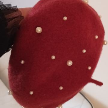 BERETKA OD FINE VUNE..PREDIVNI DETALJI..SAVRŠENA