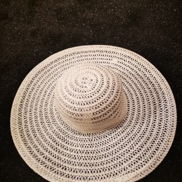 Bijeli veliki šešir za more