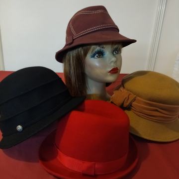 KUTIJA ZA ŠEŠIRE SA ČETIRI LIJEPA ŠEŠIRA