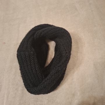 Crna bogato pletena tuba