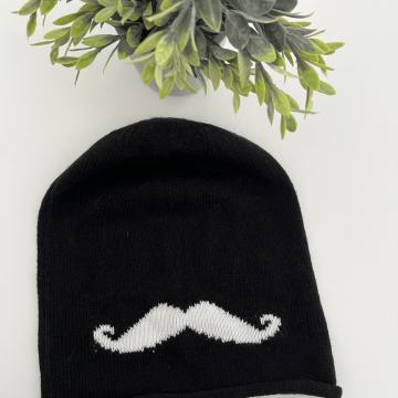 Crna kapa s motivom brkova (Mustache beanie)