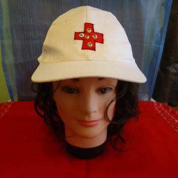 Kapa šilterica CRVENI KRIŽ, simbol Vukovarske bolnice.