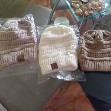 ženske kape s otvorom za rep