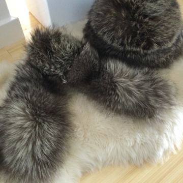 Krzneni ovratnik i šubara od srebrne lisice