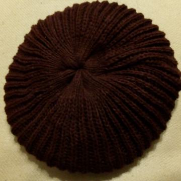 Lijepa vunena dvostrana crna/bordo kapa