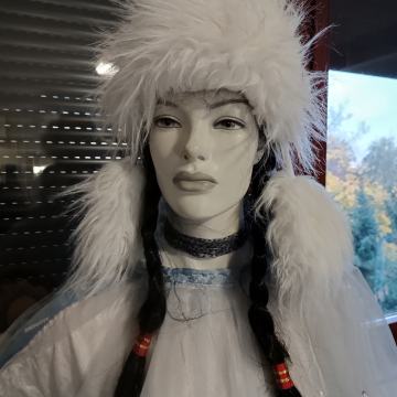 NEOBIČNA BIJELA KAPA S COFLEKIMA