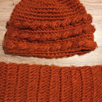 Pleteni kapa i šal boje divljeg kestena