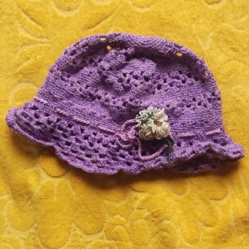 Pleteni ljetni šešir s ružama