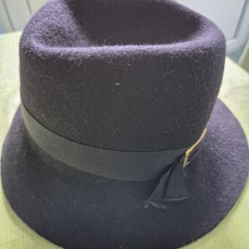 Prodajem kvalitetan ženski šešir