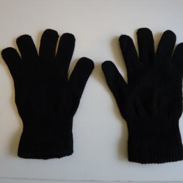 Rukavice, crne, očuvane.