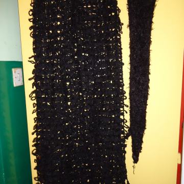 Šal crni, 200 x 50 cm i manji: 140 x 15 cm.