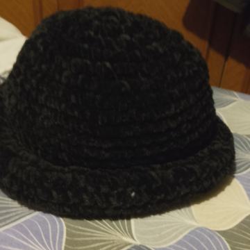 Šešir crni pleteni
