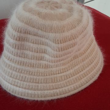 Sesir-kapa vuneni, roza krem boje.