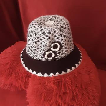 Sesir-kapa vuneni, smedje i bijele boje