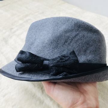 SIVI DAMSKI ŠEŠIR s MAŠNICOM