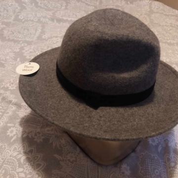 Sivi vuneni šešir, novo