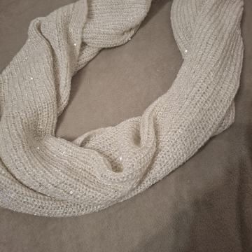 svijelo bež tuba H&M