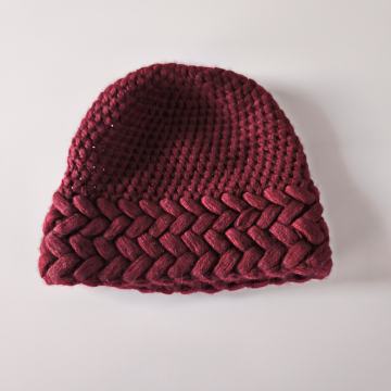 Topla ženska bordo zimska kapa