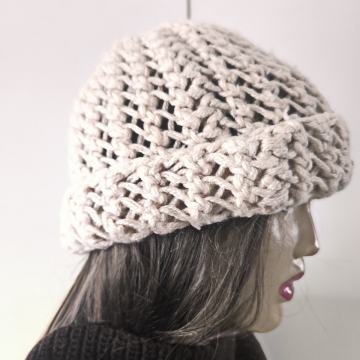 Ženska bež zimska kapa