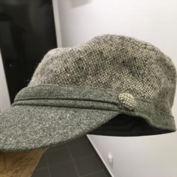 Ženska kapa sa šiltom