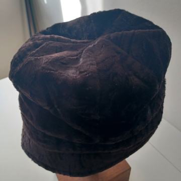 Ženska plišana kapa