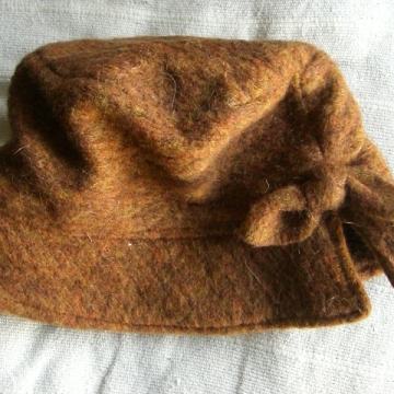 ŽENSKA TOPLA VUNENA KAPA S MAŠNOM