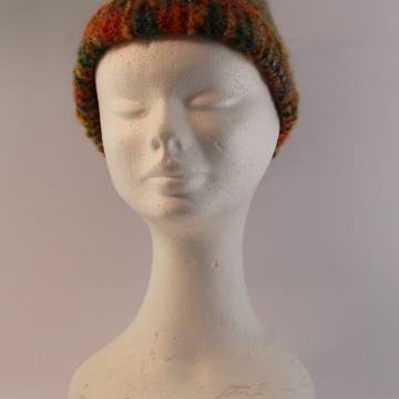 Ženska vunena kapa s otvorom za konjski rep - ručni rad