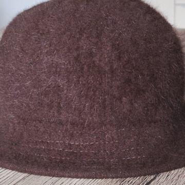 Ženski šešir boje pitomog kestena