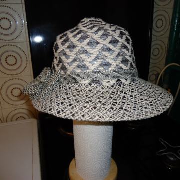 Ženski šešir crno-bijele kombinacije. Veličina 56 cm. Kao nov.