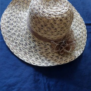 Ženski slamnati šešir