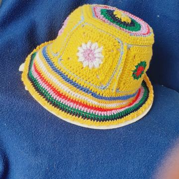 Žuto-šareni bucket šešir